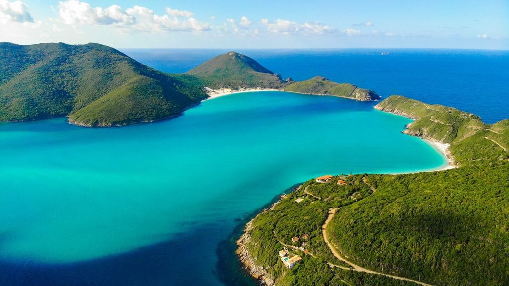 Vista aérea das Prainhas do Pontal do Atalaia, em Arraial do Cabo