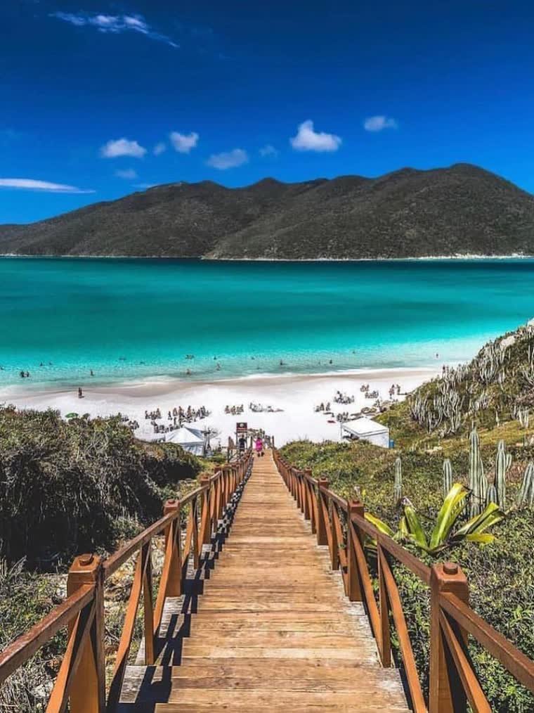 Escadaria para as Prainhas do Pontal, em Arraial do Cabo
