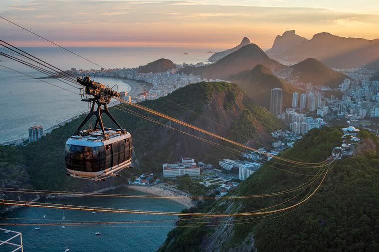 Bondinho do Pão de Açúcar sobre a enseada de Botafogo