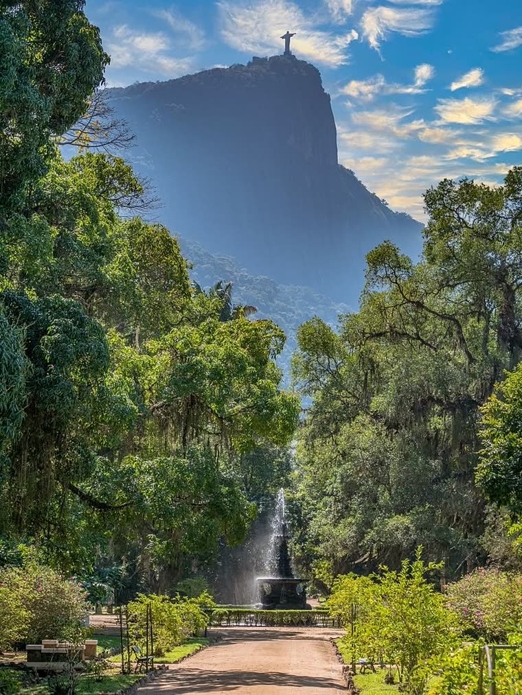 Alameda e Chafariz das Musas, no Jardim Botânico, com o Corcovado ao fundo