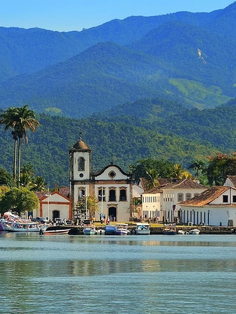 Centro histórico de Paraty visto da baía, com a Igreja de Santa Rita