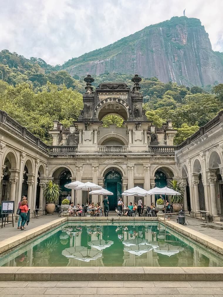 Palacete e piscina do Parque Lage, com o Corcovado ao fundo
