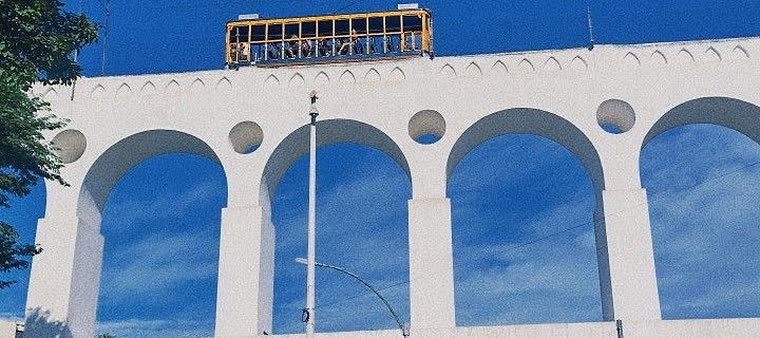 Arcos da Lapa, com o bonde de Santa Teresa passando por cima