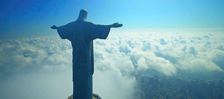 Cristo Redentor no alto do Corcovado, acima das nuvens